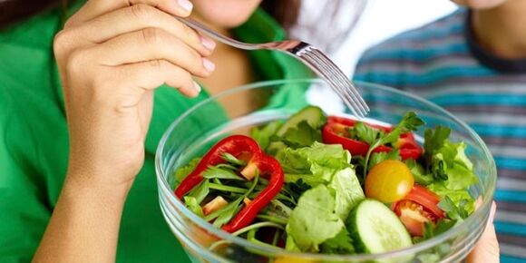 Ēdot dārzeņu salātus, ievērojot bezogļhidrātu diētu, lai mazinātu izsalkuma sajūtu
