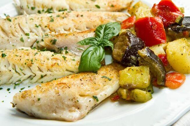 Iknedēļas ēdienkartē ar zemu ogļhidrātu saturu ir iekļauta menca, kas cepta ar baklažāniem un tomātiem. 