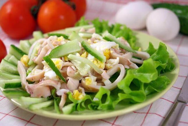 Kalmari salāti ar olām un gurķi ar zemu ogļhidrātu diētu