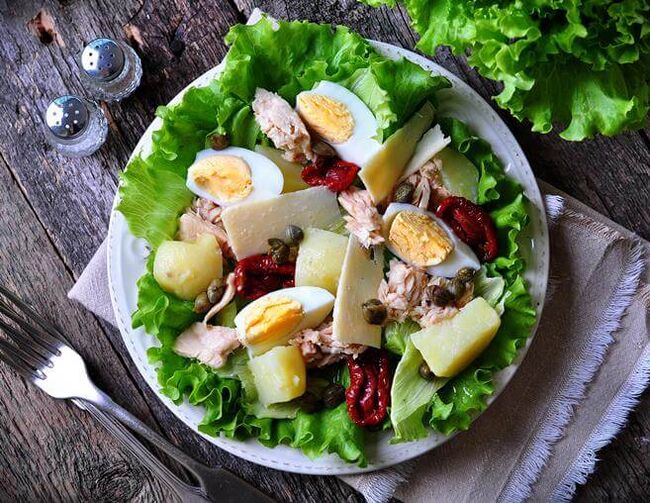 Tunzivju konservu salāti ar zemu ogļhidrātu diētu